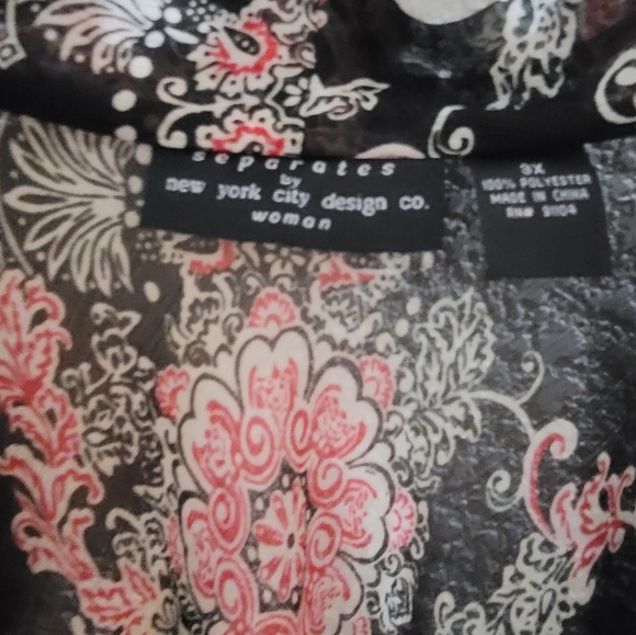 Plus Size Floral Blouse - Picture 3 of 4